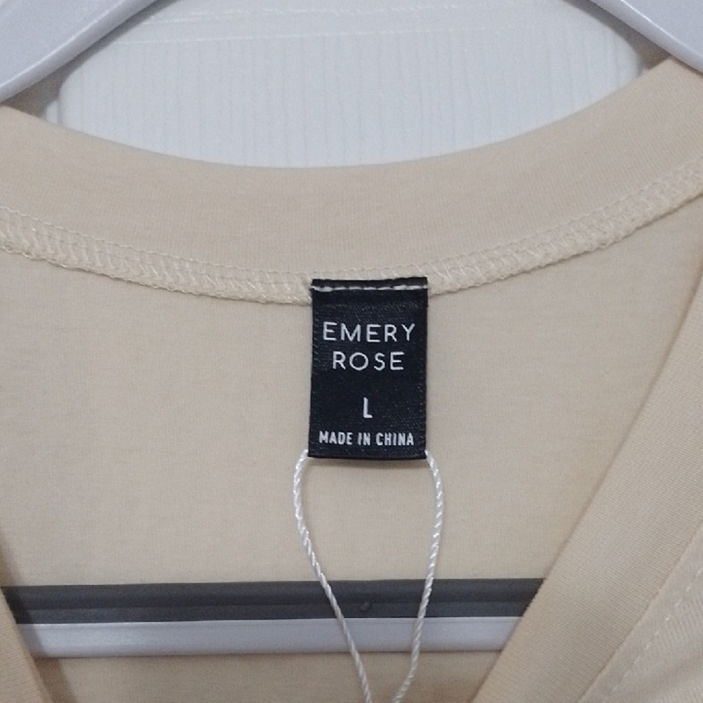 Nwot.  Emery Rose Cream Short Sleeve Graphic Tee - Picture 4 of 5